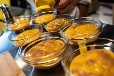 Onların yemekleri kaplama ve onlara hizmet sıcak ve lezzetli yemek.