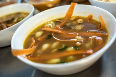 Vejetaryen havuç çorbası ile sıcak kase.