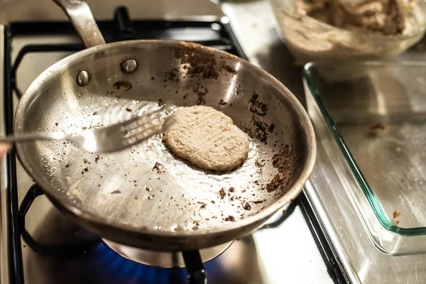 Σεφ τηγάνισμα ένα μπιφτέκι λαχανικών για χορτοφάγους. — Φωτογραφία Αρχείου