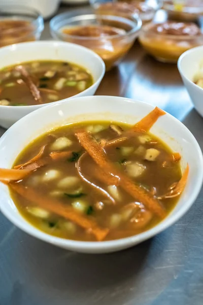 Tigelas quentes com sopa de cenoura vegan . — Fotografia de Stock