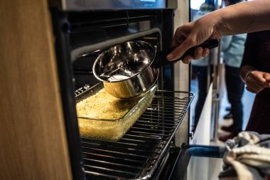 Şef bir fırında sebze rosto hazırlama.