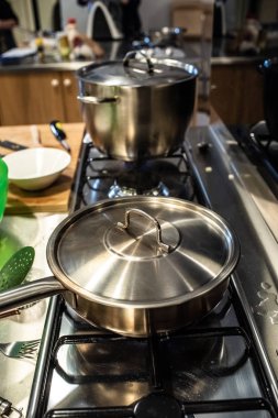 Mutfak Tencere ateşe büyük Demlikli.