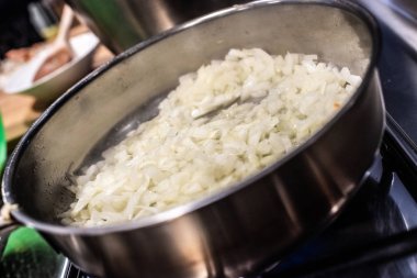 bir tavada kızartma soğan