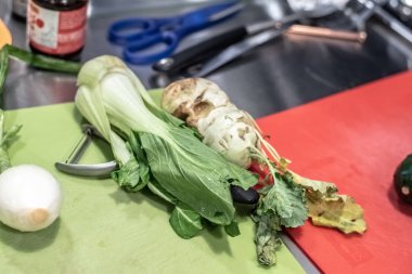 Pak choi şube bir mutfak wok içinde kullanıma hazır.