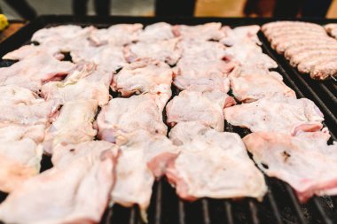 Çiğ çiğ tavuk Barbekü üzerinde tatil sırasında kavurma için.