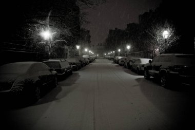 Boston, Massachusett - 16 Ocak 2012: Gece şehirde, kar ve buz kaplı sokaklar kar yağışı.