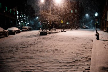 Boston, Massachusett - 16 Ocak 2012: Gece şehirde, kar ve buz kaplı sokaklar kar yağışı.