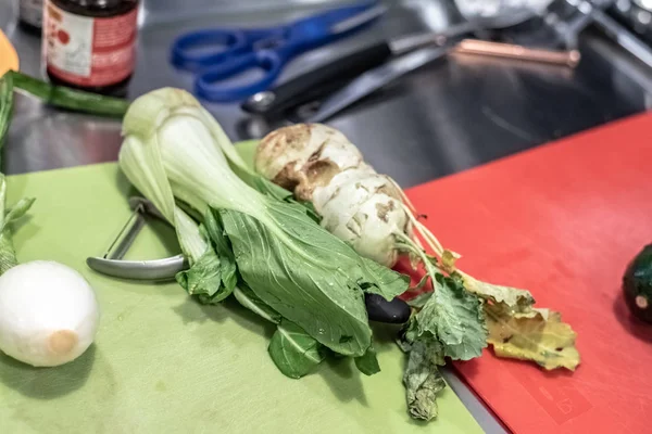 Pak choi şube bir mutfak wok içinde kullanıma hazır.