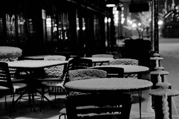 Tables Chaises Café Couvert Neige Pendant Nuit Hiver — Photo