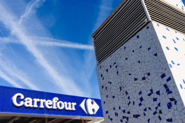 Valencia, İspanya - 29 Kasım 2018: Yeni benzin istasyonu Carrefour Alışveriş Merkezi