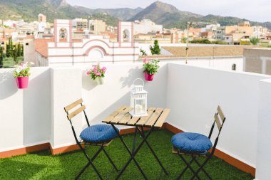 Beyaz teras bakan köy ve Meksika dağ, mavi gökyüzü kahve için.