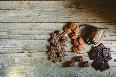 Retro ahşap tahta çikolatalı kurabiye ve metin alanı olan bir köşede şeker ile yaşlı