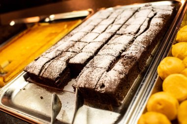 Self servis restoran içinde bir tepsi üzerinde çikolatalı kek