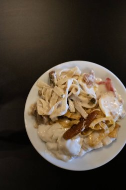 İtalyan makarna yemek carbonara soslu.