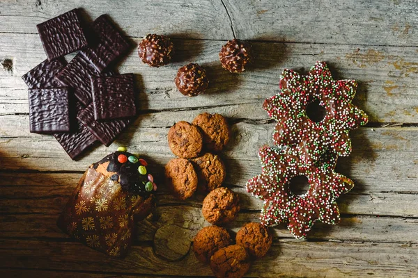 Bonita Composición Con Luz Cálida Dulces Navidad Galletas Chocolate Fondo —  Fotos de Stock