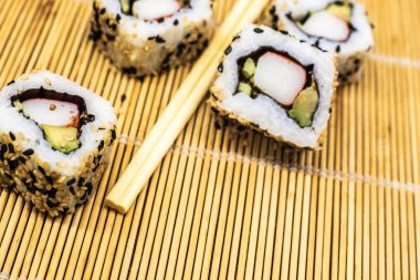 Dilimlenmiş suşi rulo Close-up.