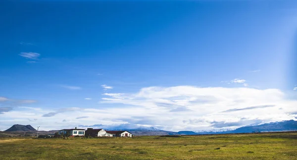 Красивое Красочное Голубое Небо Облаками Горами Заднем Плане — стоковое фото