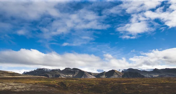 Vackra Och Färgglada Blå Himmel Med Moln Och Bergen Bakgrunden — Stockfoto