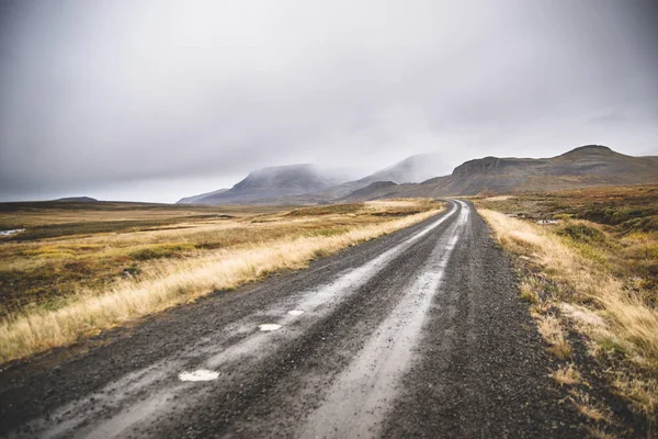 Χωματόδρομο Στα Χιονισμένα Βουνά Της Ισλανδίας Μετά Από Μια Βροχερή — Φωτογραφία Αρχείου