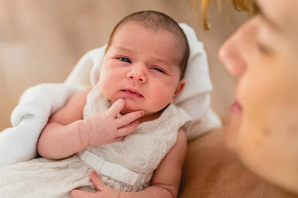 Newborn Baby Thinking Relaxed — Stock Photo, Image