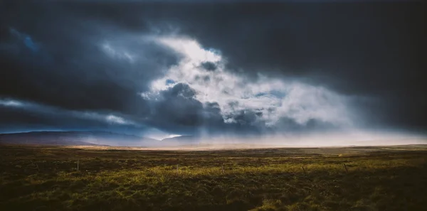 雲と山を背景に美しいとカラフルな青い空 — ストック写真