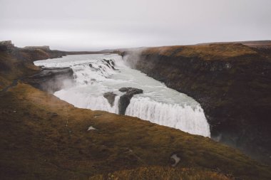 Jeolojik oluşumları ile bulutlu günlerde ünlü İzlandalı şelaleler panoramik fotoğraflar.