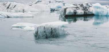 Büyük blok buz buzul Nehri üzerinde ve mavi icebergs Jokulsarlon buzul göl kenarında. Vatnajokull Milli Parkı, İzlanda.