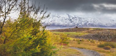 Yüksek tepeler ve dramatik renklerle yüksek İzlandaca veya İskoç dağ manzarası