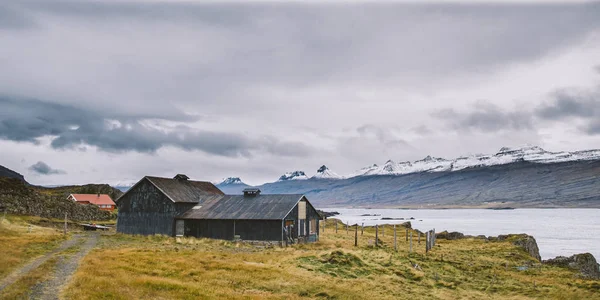Vesnice Farem Venkovské Oblasti Hor Islandu Zasněžených Hor Pozadí — Stock fotografie