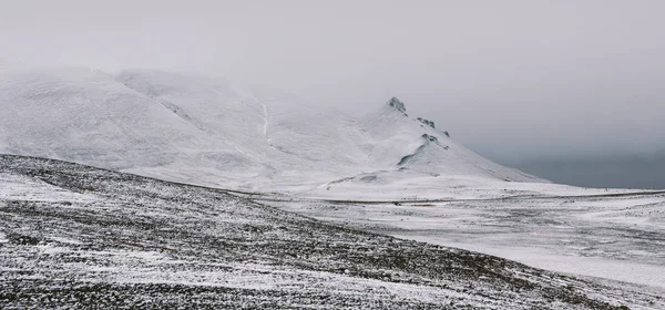 Βουνά Μόλις Χιονίσει Στην Αρχή Του Χειμώνα — Φωτογραφία Αρχείου