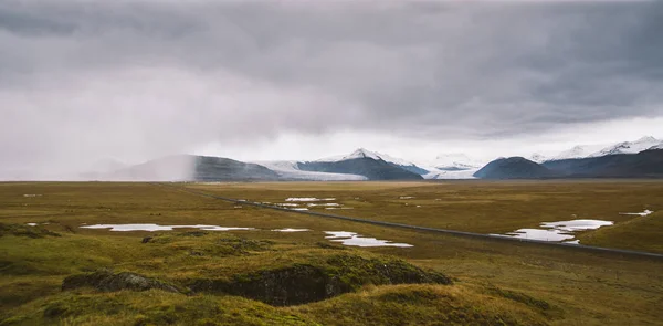 Пейзаж Зеленых Лиственных Пастбищ Горных Долинах Исландии — стоковое фото