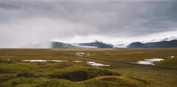 Landscape Green Leafy Pastures Mountainous Valleys Iceland — Stock Photo, Image