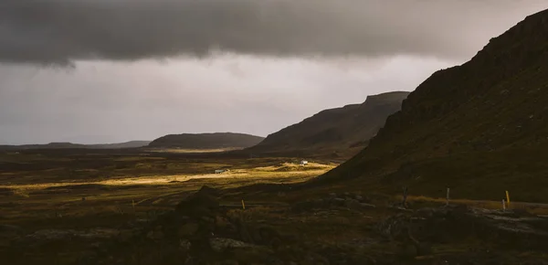 Paisagem Pastagens Verdes Frondosas Nos Vales Montanhosos Islândia — Fotografia de Stock