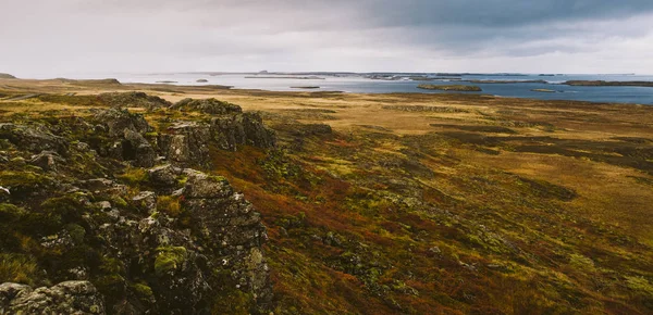 Paisagem Pastagens Verdes Frondosas Nos Vales Montanhosos Islândia — Fotografia de Stock