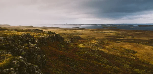 Paisaje Verdes Frondosos Pastos Los Valles Montañosos Islandia —  Fotos de Stock