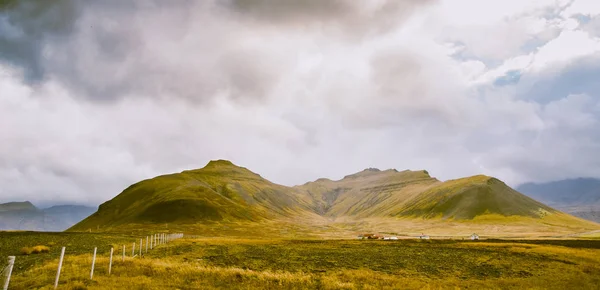 アイスランドの山間の谷の緑 緑豊かな牧草地の風景 — ストック写真