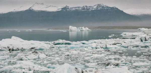 Jokulsarlon 호수에 파란색 빙산과 얼음의 Vatnajokull 아이슬란드 — 스톡 사진