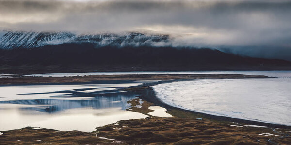 Высокоисландский или шотландский горный ландшафт с высокими вершинами и драматическими цветами
