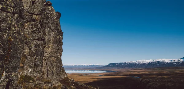 高峰と劇的な色高アイスランド語またはスコットランドの山の風景 — ストック写真