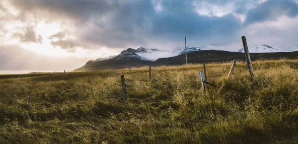 Hög Isländsk Eller Skotsk Berglandskap Med Höga Toppar Och Dramatiska — Stockfoto