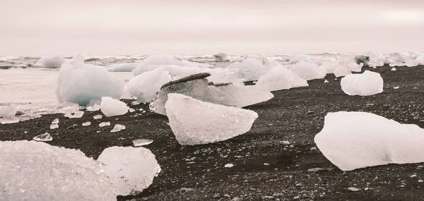 Reuze Ijsblokken Losgekoppeld Van Ijsbergen Kust Van Een Ijslandse Strand — Stockfoto