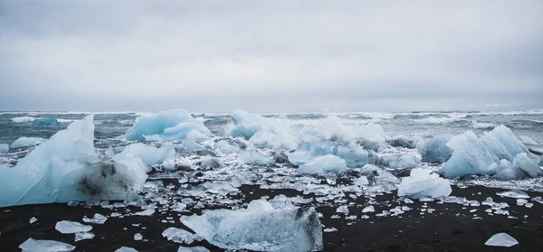 Blocos Gelo Gigantes Destacados Icebergs Costa Uma Praia Islandesa — Fotografia de Stock