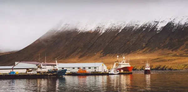 Αλιευτικό Λιμάνι Από Χωριό Του Seydisfjordur Στην Ισλανδία Ζωηρά Χρώματα — Φωτογραφία Αρχείου