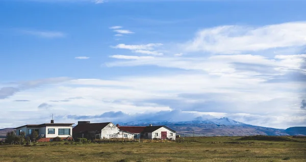 Χωριό Αγροκτήματα Μια Αγροτική Περιοχή Των Βουνών Της Ισλανδίας Χιονισμένα — Φωτογραφία Αρχείου