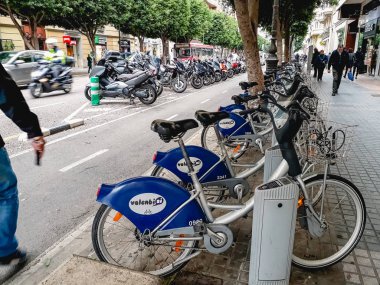Valencia, İspanya - 21 Kasım 2018: Yaya, Bisiklet, arabalar ve motosikletler, kaldırım ve yol ayrılmış kiralama yolu ile arasında paylaşılan hareketlilik örneği.