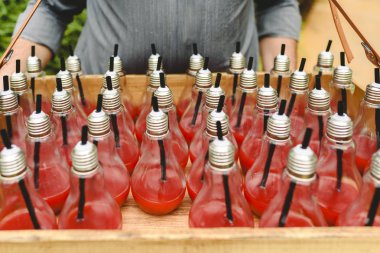 Çilek suyu Kristal Işık Ampüller içinde komik bir şekilde hizmet.