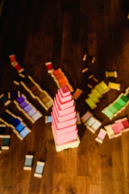 Çocuklar bir Montessori sınıfta pembe kule ile oyun