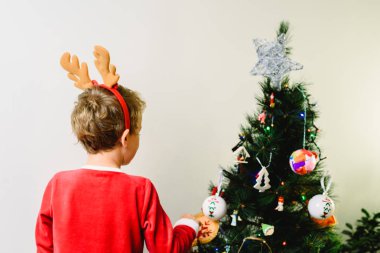 Noel Baba kostümü, çocuk Noel ağacı, sırt sırta ve beyaz arka plan boşluk ile metin için hazırlanıyor.