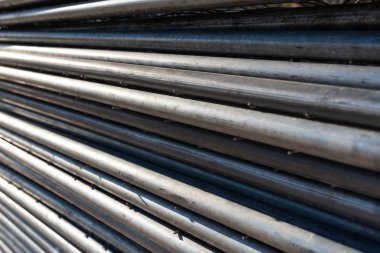 İskele İnşaatı için çelik borular yığını.