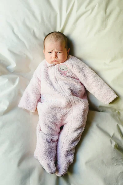 愤怒的女婴的肖像与粉红色的睡衣 — 图库照片